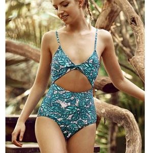 NWT CUPSHE Lush Leaves 1 piece